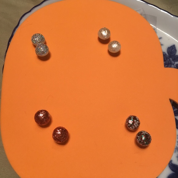 White sparkle button earrings - Picture 5 of 5